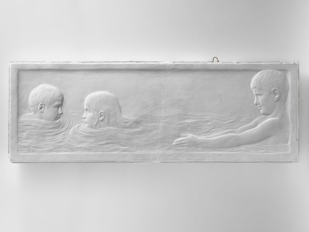 Schwarzes und weißes Foto von drei Kindern, die im Wasser schwimmen, mit einer Wand im Hintergrund, ein Kind in der Mitte des Pools.