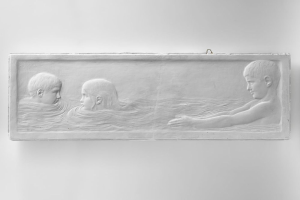 Schwarzes und weißes Foto von drei Kindern, die im Wasser schwimmen, mit einer Wand im Hintergrund, ein Kind in der Mitte des Pools.