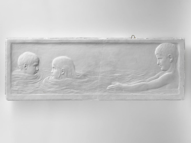 Schwarzes und weißes Foto von drei Kindern, die im Wasser schwimmen, mit einer Wand im Hintergrund, ein Kind in der Mitte des Pools.