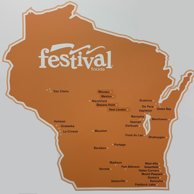 Ein lebendiger Plakatentwurf mit einer Wisconsin-Landkarte voller verschiedener Früchte, Gemüse und Snacks, auf der der Schriftzug 'Festival Foods' steht.