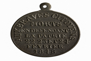 Bronzene Medaille mit der Inschrift "Tapfere Stadt stirbt" vor einem weißen Hintergrund.