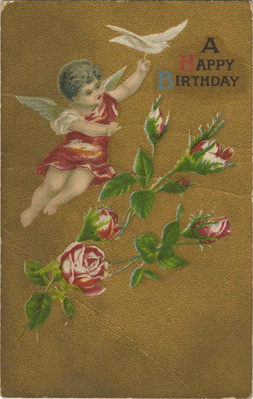 Eine nostalgische Geburtstagskarte mit einem Cupido in einem weißen Kleid mit Flügeln, der eine Taube und einen Strauß roter Rosen mit grünen Blättern hält, zusammen mit handgeschriebenen Geburtstagswünschen.