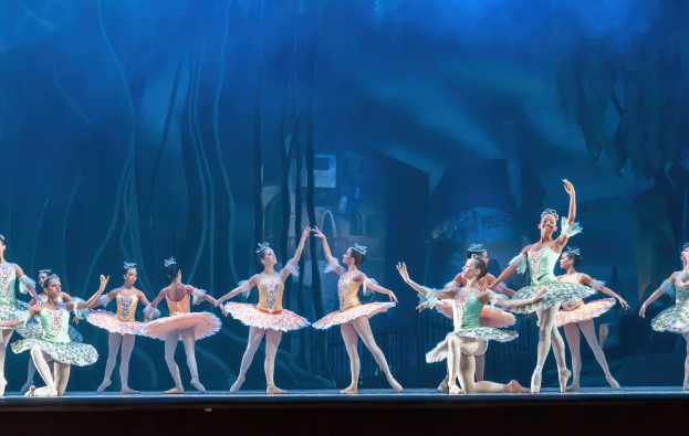 "Theater of Estrada Song" des Zentrums für Ästhetische Erziehung von Kindern der Nizhny-Novgorod-Region wird vor Beginn der "Nussknacker"-Aufführung im Nizhny-Novgorod-TYUZ am 1. Juni auftreten