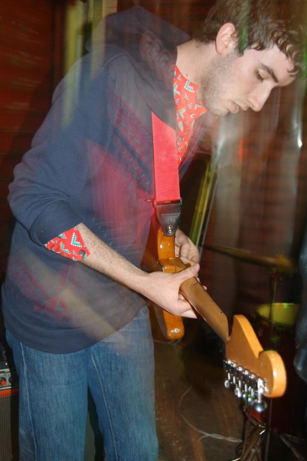 Ein Mann spielt eine akustische Gitarre.