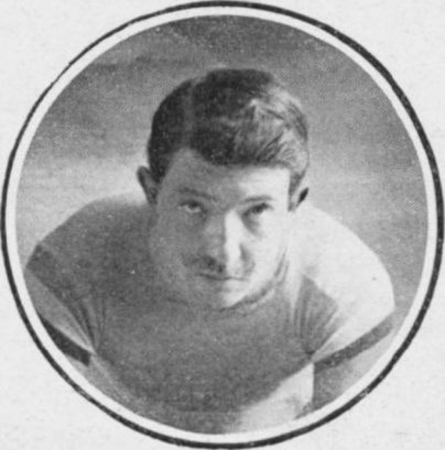 Schwarzes und weißes Foto eines Mannes in einer Football-Uniform mit ernster Miene, der ein Football-Jersey trägt und auf einen fernen Punkt konzentriert ist.