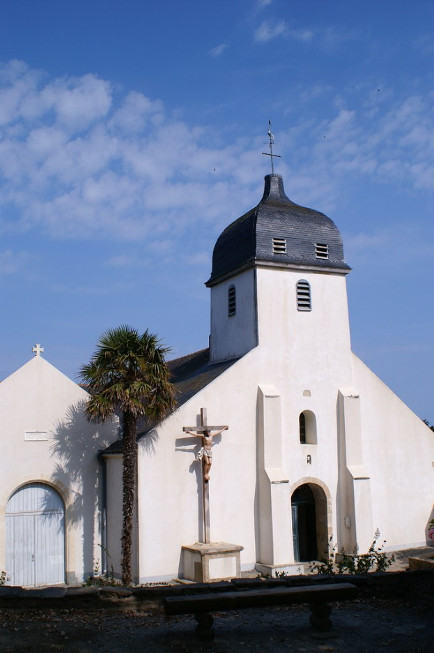 Eine Kirche ist prominent in der Mitte des Bildes dargestellt.