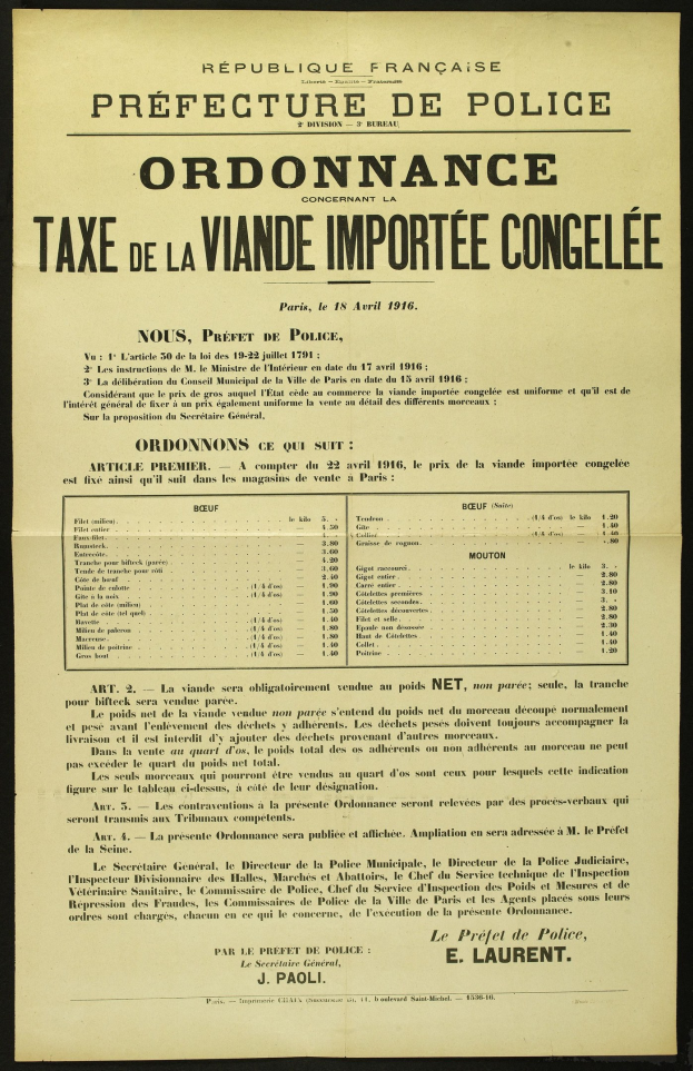 Alte Steuerform mit schwarzem Hintergrund, weißer Schrift und leichten Knicken, die Details wie Datum, Uhrzeit und Ort zeigen.