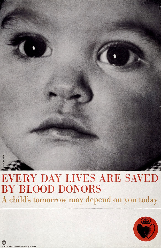 Plakat mit einem Kindergesicht in der Mitte, umgeben von fettem schwarzem Text, der "Jeden Tag rettet Blutspenden Leben."