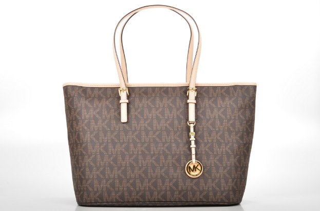 Eine Handtasche ist auf dem Bild zu sehen.