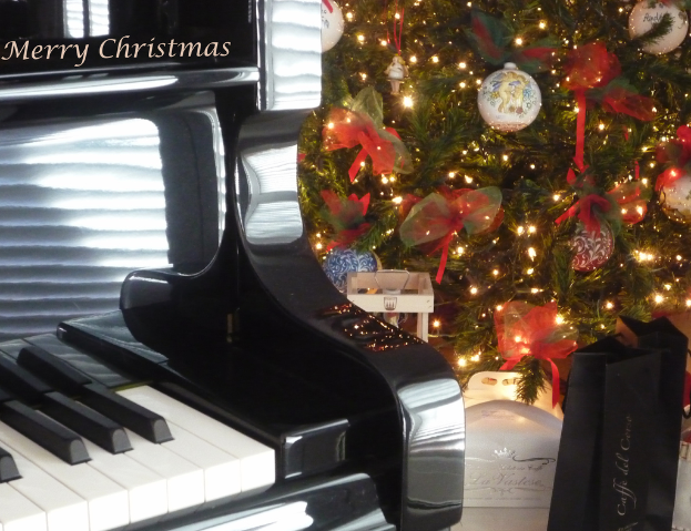 Ein Weihnachtsbaum und ein Piano auf dem Boden mit einigen Gegenständen auf dem Baum.