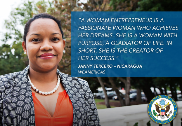 Eine Unternehmerin in einem schwarzen und weißen Jackett und einem orangen Kleid steht vor Bäumen, Fahrzeugen und dem Himmel, mit einem Logo und Text über ihren Zweck und Erfolg auf der rechten Seite.