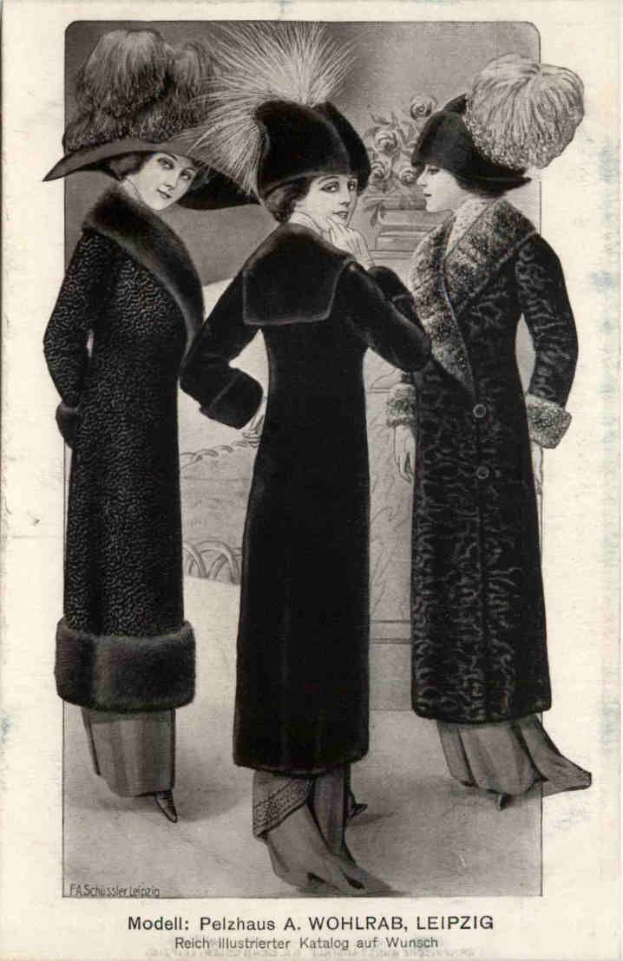 Drei Frauen in schwarzen Mänteln und Hüten stehen Seite an Seite mit einem Blumenstrauß im Hintergrund auf einem Schwarz-Weiß-Bild, das mit 'Fashions of the 1920s' beschriftet ist.