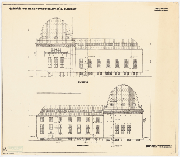 Eine detaillierte Zeichnung des Wiesbaden Museums in Deutschland, ein Gebäude mit einem prominenten Kuppel, auf einem Blatt Papier mit begleitendem Text.