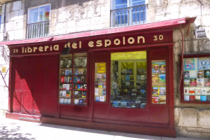 Ein Geschäft mit rotem Markisenvorbau, auf dem 'Libreria del Espolon' steht, zeigt ordentlich sortierte Bücher im Inneren.