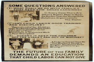 Ein Plakat mit einem hellgelben Hintergrund zeigt eine Gruppe von Menschen verschiedenen Alters, Geschlechts und Ethnien, die im Kreis stehen, mit der Aufschrift "Die Zukunft der Familie erfordert eine Bildung, die Kinderarbeit nicht geben kann."