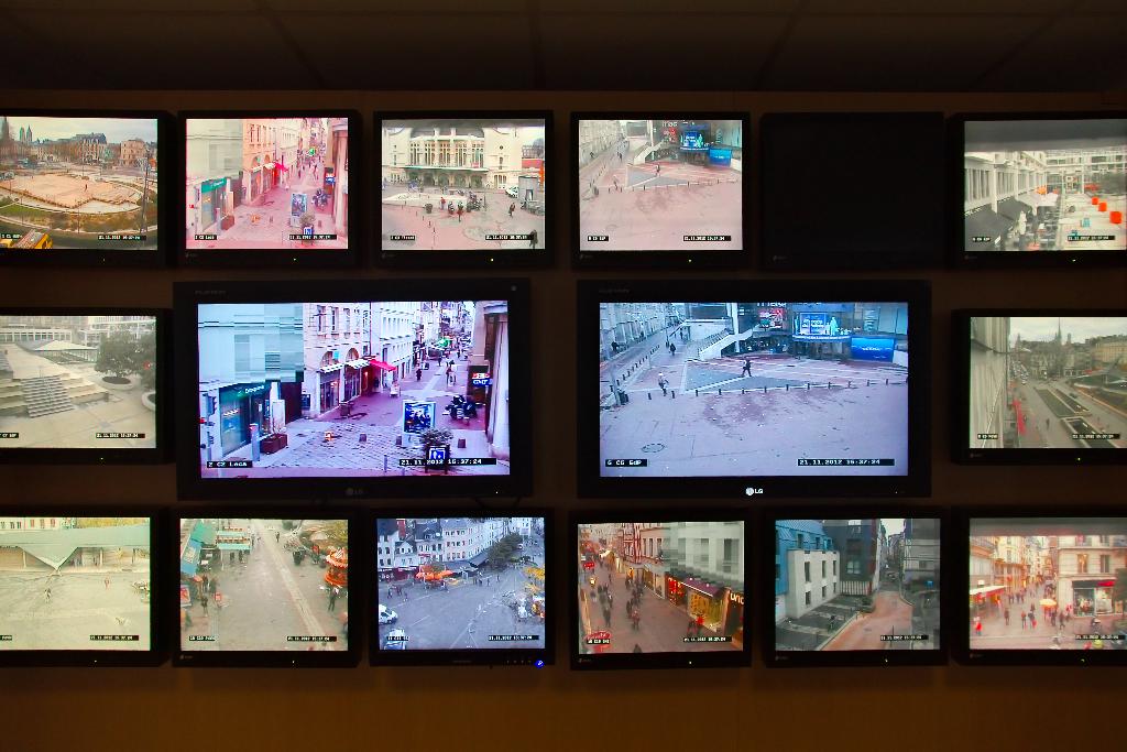 Mehrere Fernseher an einer Wand montiert.